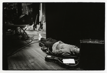108151 Afbeelding van één van de muzikanten van de band van Harry Sacksioni, tijdens een rustpauze voorafgaand aan een ...
